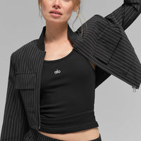 Veste courte à fines rayures avec fermeture éclair intégrale du personnage principal