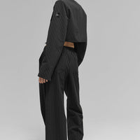 Veste courte à fines rayures avec fermeture éclair intégrale du personnage principal