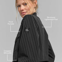 Veste courte à fines rayures avec fermeture éclair intégrale du personnage principal